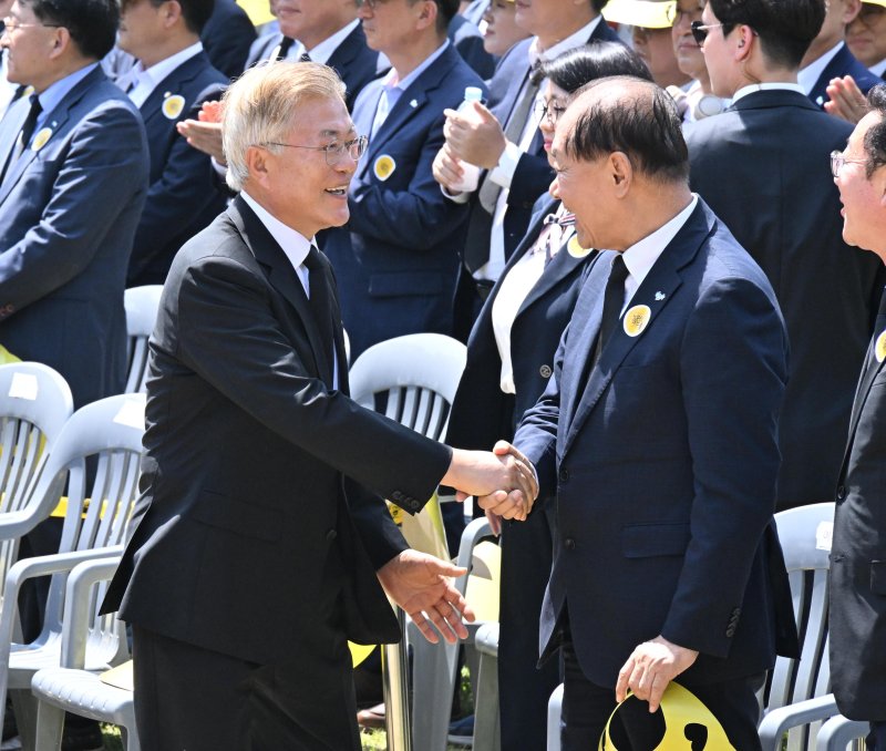 문재인 전 대통령과 황우여 국민의힘 비상대책위원장이 23일 오후 경남 김해시 봉하마을에서 열린 고 노무현 전 대통령 서거 15주기 추도식에서 악수를 나누고 있다. (공동취재) 2023.5.23/뉴스1 ⓒ News1 구윤성 기자