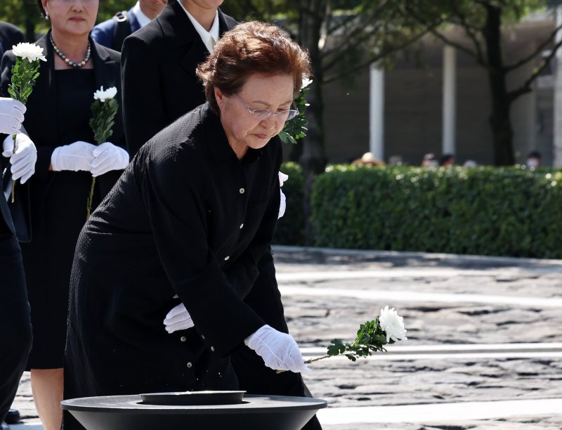 권양숙 여사가 23일 오후 경남 김해 봉하마을에서 열린 고(故) 노무현 전 대통령 15주기 추도식에서 노 전 대통령의 묘역을 참배하고 있다. 2024.5.23/뉴스1 ⓒ News1 구윤성 기자