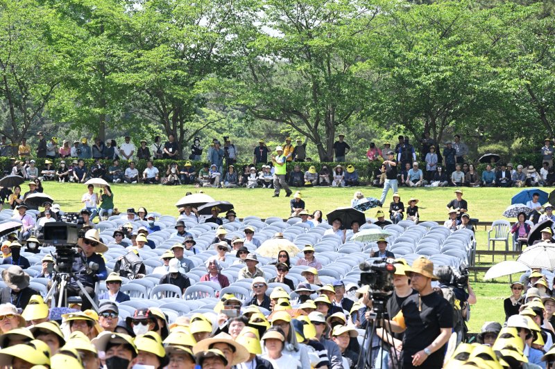 시민들이 23일 오후 경남 김해시 봉하마을에서 열린 '고 노무현 전 대통령 서거 15주기 추도식'을 지켜보고 있다. (공동취재) 2024.5.23/뉴스1 ⓒ News1 구윤성 기자