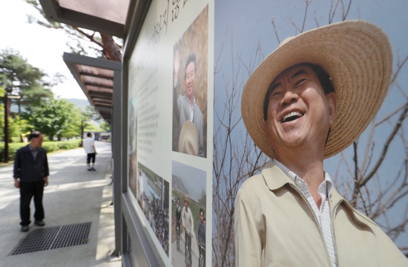 고(故) 노무현 전 대통령 서거 15주기 추도식을 하루 앞둔 22일 오후 경남 김해 봉하마을에 시민들의 발길이 이어지고 있다. 2024.5.22/뉴스1 ⓒ News1 윤일지 기자