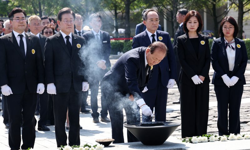 황우여 국민의힘 비상대책위원장이 23일 오후 경남 김해 봉하마을에서 열린 고(故) 노무현 전 대통령 15주기 추도식에서 노 전 대통령의 묘역을 참배하고 있다. 왼쪽부터 이석현 새로운미래 비상대책위원장, 윤희숙 진보당 상임대표, 김준우 정의당 대표, 더불어민주당 박찬대 원내대표, 이재명 대표, 국민의힘 황우여 비대위원장, 추경호 원내대표. 허은아 개혁신당 대표, 기본소득당 원내대표. 2024.5.23/뉴스1 ⓒ News1 구윤성 기자