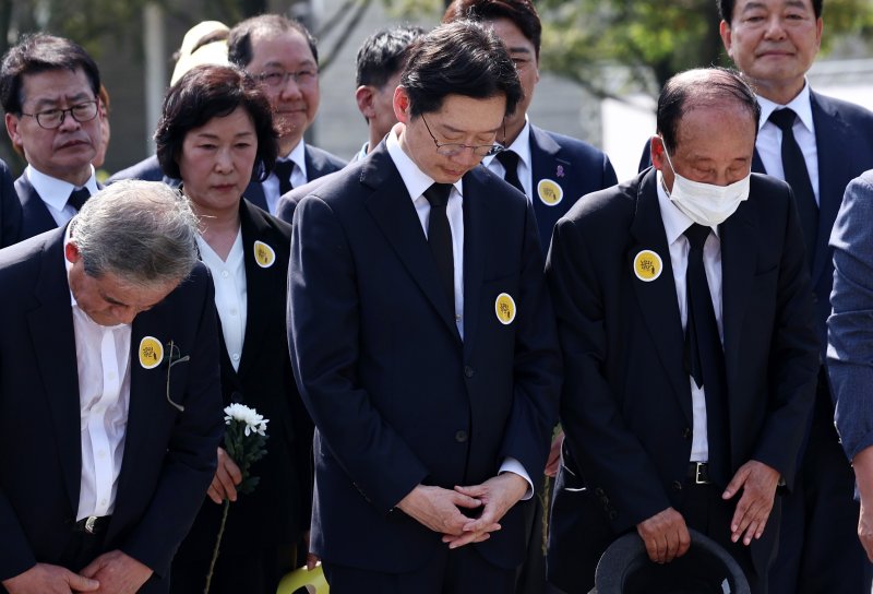 김경수 전 경남도지사가 23일 오후 경남 김해시 봉하마을에서 열린 고 노무현 전 대통령 서거 15주기 추도식에서 대통령 묘역에 참배하고 있다. 2024.5.23/뉴스1 ⓒ News1 구윤성 기자
