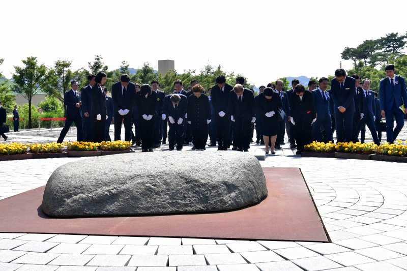 문재인 전 대통령을 비롯한 주요 내빈들이 23일 오후 경남 김해시 봉하마을에서 열린 고 노무현 전 대통령 서거 15주기 추도식에서 대통령 묘역에 참배하고 있다. (공동취재) 2024.5.23/뉴스1 ⓒ News1 구윤성 기자