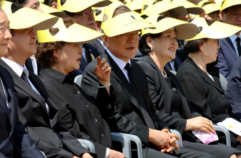 노무현 전 대통령 서거 15주기인 23일 노 전 대통령 고향이자 대통령 묘역이 있는 경남 김해시 진영읍 봉하마을에서 권양숙 여사와 문재인 전 대통령이 대화를 나누고 있다. (공동취재) 2024.5.23/뉴스1 ⓒ News1 구윤성 기자