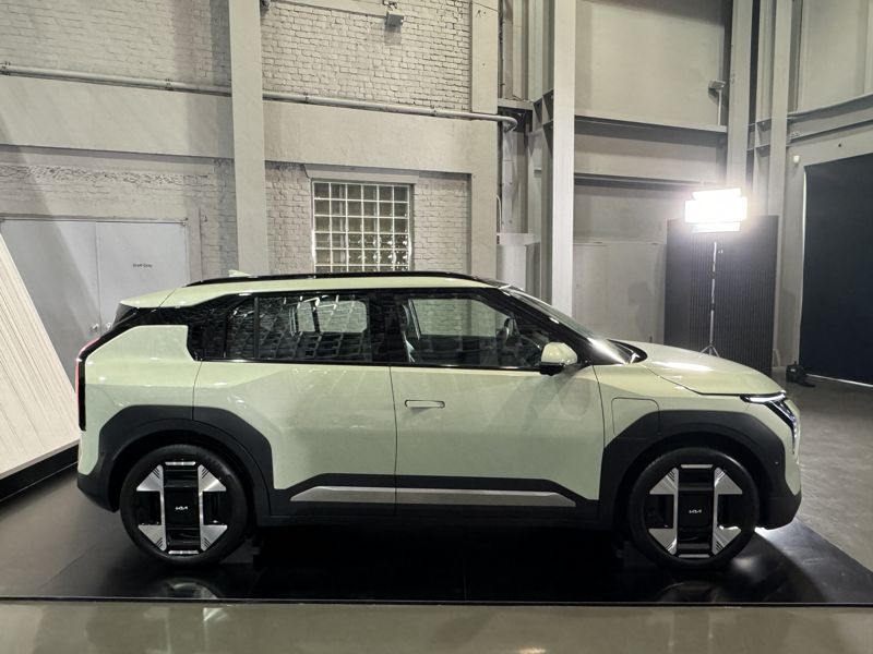 기아가 23일 세계 최초로 공개한 신형 전기차 EV3. 사진=최종근 기자