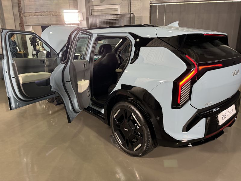 기아가 23일 세계 최초로 공개한 신형 전기차 EV3. 사진=최종근 기자