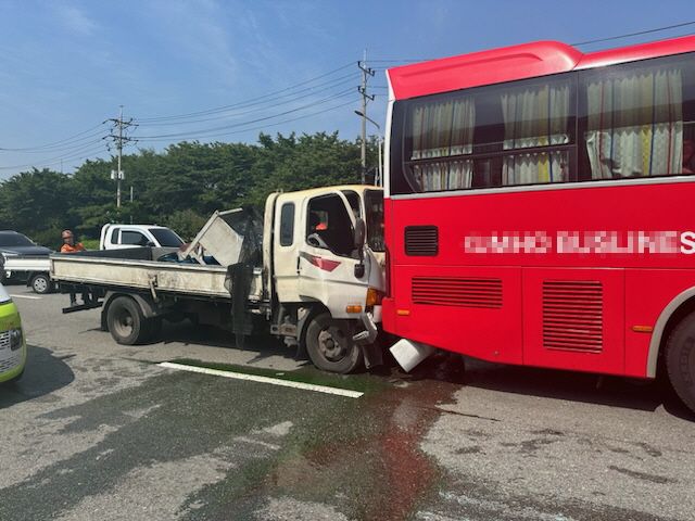 23일 오전 10시께 부산 사상구 감전동의 한 삼거리 도로에서 1t 화물차량이 시외버스와 부딪혔다. 부산경찰청 제공