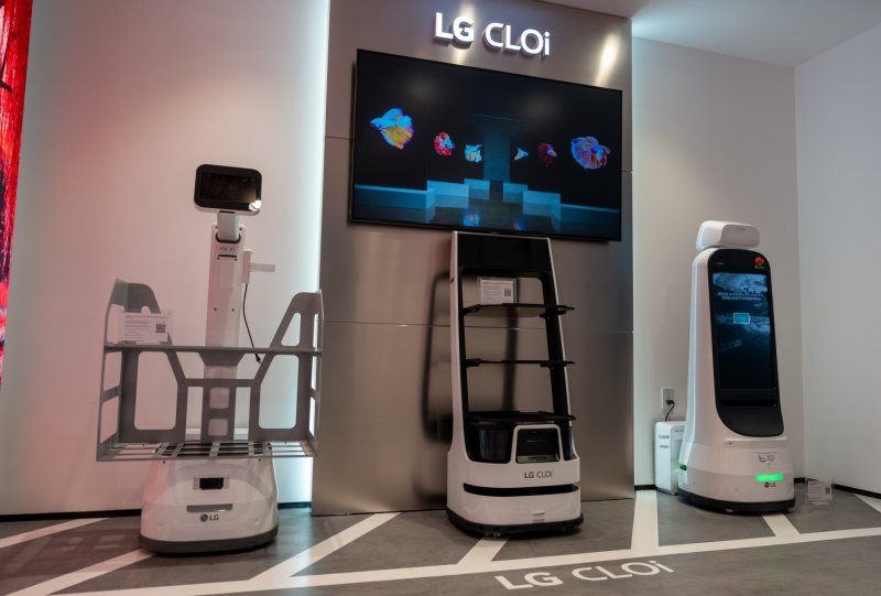 미국 뉴저지주 잉글우드 클리프스에 위치한 LG전자 북미 본사에 오픈한 '비즈니스 혁신 센터(BIC)'에 자율 이동 로봇 '클로이'가 전시돼 있다. LG전자 제공
