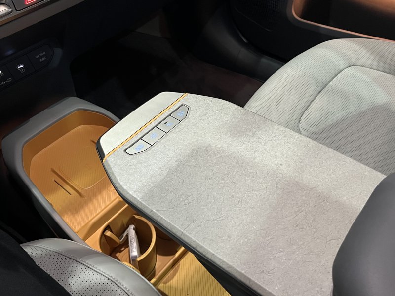 기아 EV3에 최초로 적용된 '슬라이딩 콘솔 테이블'. 길이를 최대 120㎜ 까지 확장할 수 있다.