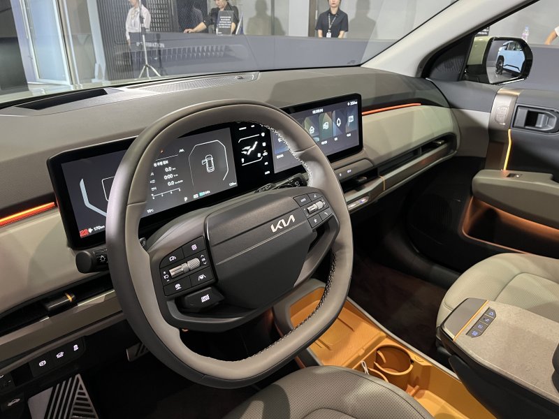 22일 서울 성동구 언플러그드그라운드에 전시된 EV3 차량 내부 인테리어.