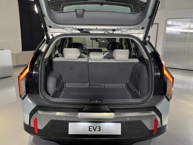 22일 서울 성동구 언플러그드그라운드에 전시되어 있는 EV3. EV3의 넉넉한 트렁크 공간을 확인할 수 있다.