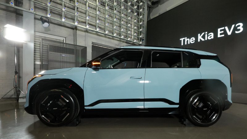 [서울=뉴시스] 고범준 기자 = 22일 서울 성동구 성수 언플러그드 그라운드에서 열린 'The Kia EV3 포토미디어데이'에서 SUV 전기차 EV3가 공개되고 있다. EV3는 국내 시장 기준 21년 기아 첫 E-GMP 기반 전기차 EV6와 23년 대형 전동화 플래그십 SUV EV9에 이은 기아의 세번째 전용 전기차다. 기아는 EV3를 81.4kWh 배터리를 탑재한 롱레인지 모델과 58.3kWh 배터리를 탑재한 스탠다드 모델 두 가지로 운영, 혁신적인 기술과 동급 EV 대비 보다 높은 상품 경쟁력을 갖춘 EV3로 전기차 대중화를 선