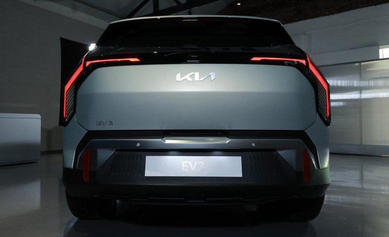 [서울=뉴시스] 고범준 기자 = 22일 서울 성동구 성수 언플러그드 그라운드에서 열린 'The Kia EV3 포토미디어데이'에서 SUV 전기차 EV3가 공개되고 있다. EV3는 국내 시장 기준 21년 기아 첫 E-GMP 기반 전기차 EV6와 23년 대형 전동화 플래그십 SUV EV9에 이은 기아의 세번째 전용 전기차다. 기아는 EV3를 81.4kWh 배터리를 탑재한 롱레인지 모델과 58.3kWh 배터리를 탑재한 스탠다드 모델 두 가지로 운영, 혁신적인 기술과 동급 EV 대비 보다 높은 상품 경쟁력을 갖춘 EV3로 전기차 대중화를 선