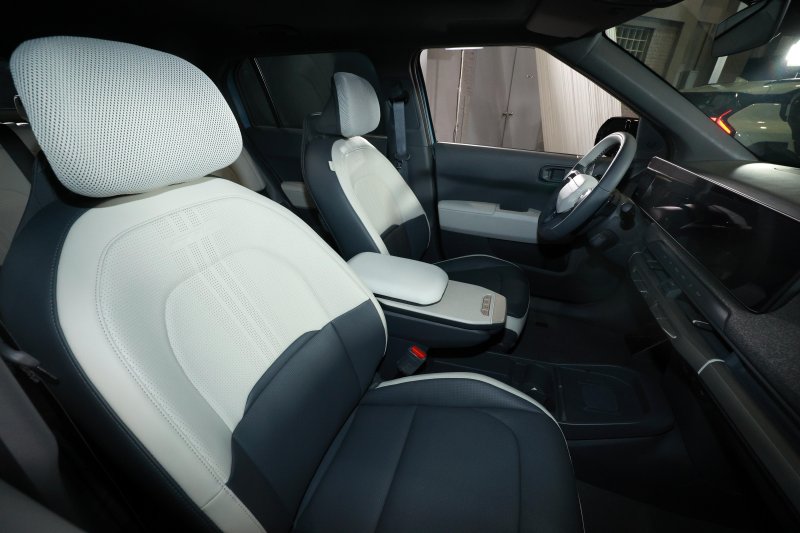 [서울=뉴시스] 고범준 기자 = 22일 서울 성동구 성수 언플러그드 그라운드에서 열린 'The Kia EV3 포토미디어데이'에서 SUV 전기차 EV3가 공개되고 있다. EV3는 국내 시장 기준 21년 기아 첫 E-GMP 기반 전기차 EV6와 23년 대형 전동화 플래그십 SUV EV9에 이은 기아의 세번째 전용 전기차다. 기아는 EV3를 81.4kWh 배터리를 탑재한 롱레인지 모델과 58.3kWh 배터리를 탑재한 스탠다드 모델 두 가지로 운영, 혁신적인 기술과 동급 EV 대비 보다 높은 상품 경쟁력을 갖춘 EV3로 전기차 대중화를 선