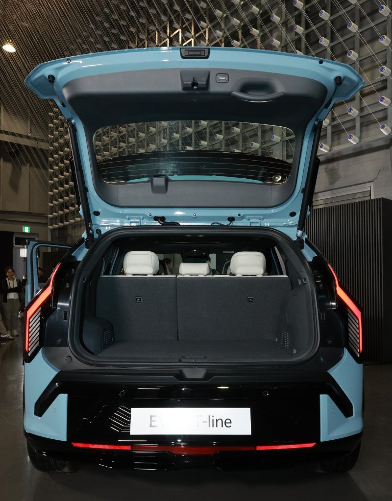 [서울=뉴시스] 고범준 기자 = 22일 서울 성동구 성수 언플러그드 그라운드에서 열린 'The Kia EV3 포토미디어데이'에서 SUV 전기차 EV3가 공개되고 있다. EV3는 국내 시장 기준 21년 기아 첫 E-GMP 기반 전기차 EV6와 23년 대형 전동화 플래그십 SUV EV9에 이은 기아의 세번째 전용 전기차다. 기아는 EV3를 81.4kWh 배터리를 탑재한 롱레인지 모델과 58.3kWh 배터리를 탑재한 스탠다드 모델 두 가지로 운영, 혁신적인 기술과 동급 EV 대비 보다 높은 상품 경쟁력을 갖춘 EV3로 전기차 대중화를 선