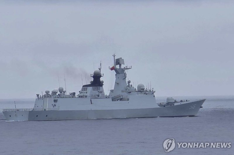 23일 대만 북부 도서 지역에서 발견된 대만 포위 훈련 중인 중국 해군의 미사일 장착 군함. AP 연합뉴스