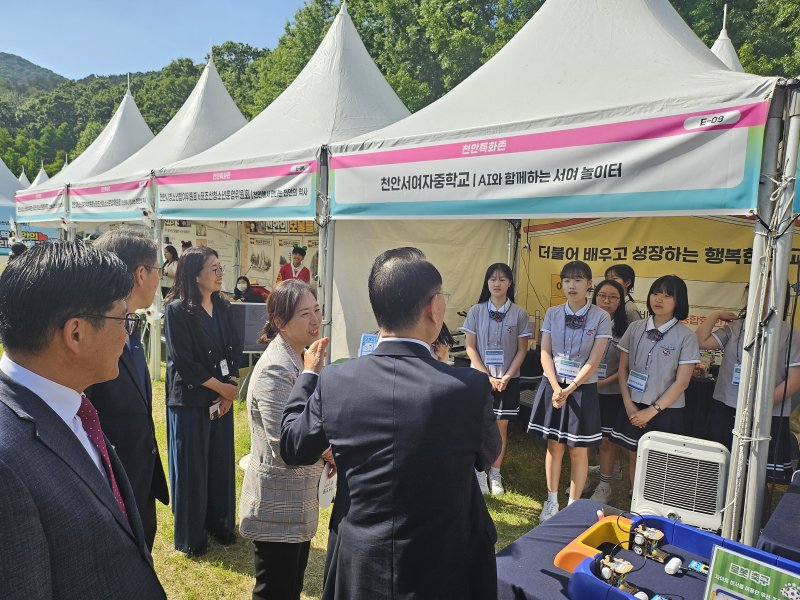 [서울=뉴시스] 권신혁 기자 = 23일 대한민국청소년박람회에서 신영숙 여성가족부 차관이 부스를 돌아보고 있다. 2024.05.23. innovation@newsis.com
