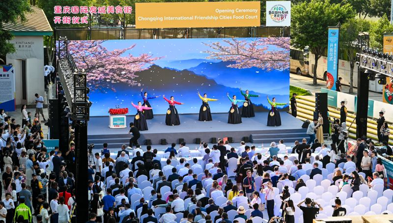 전남도는 우호도시인 중국 충칭시(重慶市) 정부 초청으로 24일까지 4일간 열린 '충칭 국제우호도시협력대회'에 참가해 도립국악단 공연<사진> 등을 통해 전남의 맛과 멋을 선보여 호응을 받았다고 밝혔다. 전남도 제공