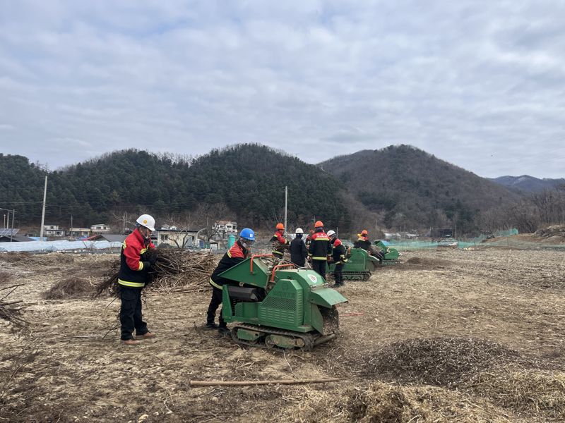 산불발생 예방을 위한 영농부산물 파쇄 작업. /경기도 제공