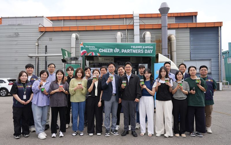 지난 23일 경기 김포시 소재 푸드 전문 기업 그린키친 본사에서 세븐일레븐의 치얼업 파트너스데이 개최 후 기념촬영을 하고 있다.