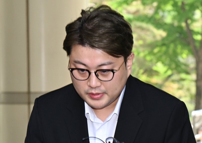 김호중 모교 전 교장 "전도유망한 가수, 여론몰이로 죽이려 든다"