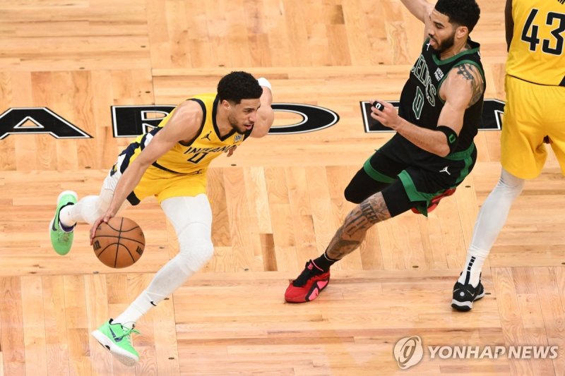 드리블하는 타이리스 할리버튼 May 23, 2024; Boston, Massachusetts, USA; Indiana Pacers guard Tyrese Haliburton (0) dribbles the ball against Boston Celtics forward Jayson Tatum (0) in the first half during game two of the eastern conference finals for the 2024 NBA playoffs at TD Garden. Mandatory Credit: Brian Fl