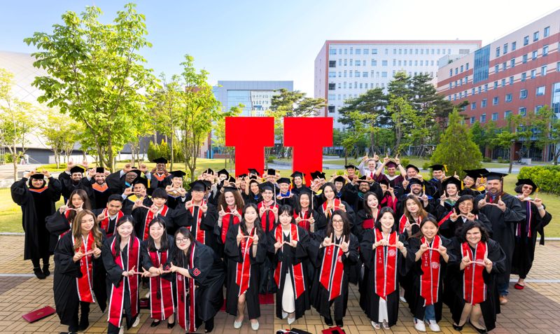 유타대학교 아시아캠퍼스 학생들이 23일 졸업식을 마친 뒤 기념 사진을 촬영하고 있다. 유타대 아시아캠퍼스 제공.