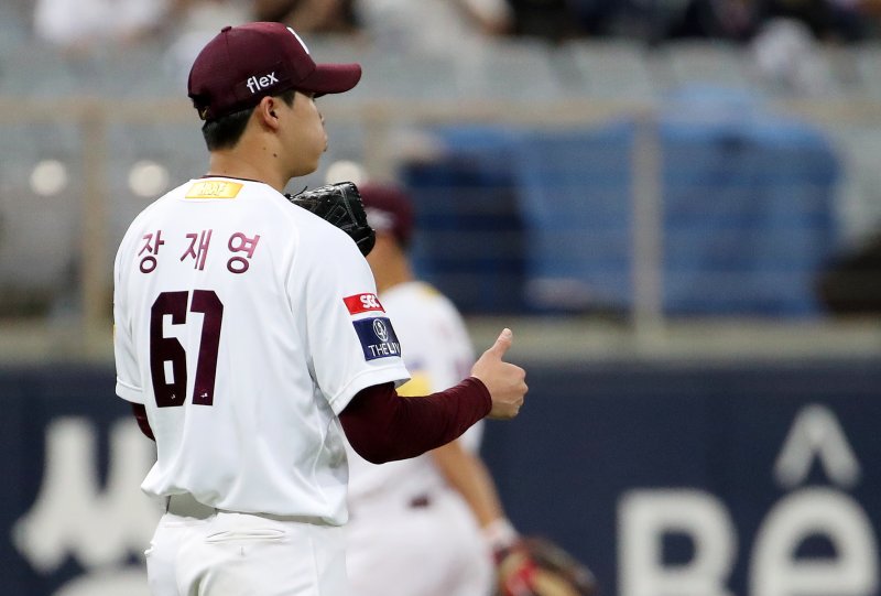 [서울=뉴시스] 조성우 기자 = 23일 오후 서울 구로구 고척스카이도에서 열린 2023 KBO 리그 두산 베어스와 키움 히어로즈의 경기, 키움 선발투수 장재영이 두산 3회초 공격 무사 주자 1루서 로하스의 타구를 병살 처리한 내야진에 엄지손가락을 치켜세우고 있다. 2023.08.23. xconfind@newsis.com