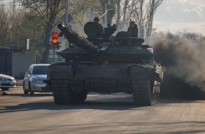 주요 7개국(G7) 재무장관들이 25일(현지시간) 이탈리아 스트레사에서 열린 회의에서 러시아 압류자산 이익금을 우크라이나에 지원한다는 데 합의했다. 4월 6일 러시아가 장악한 우크라이나 도네츠크 지역에서 러시아 전차 한 대가 도로를 달리고 있다. 로이터 연합