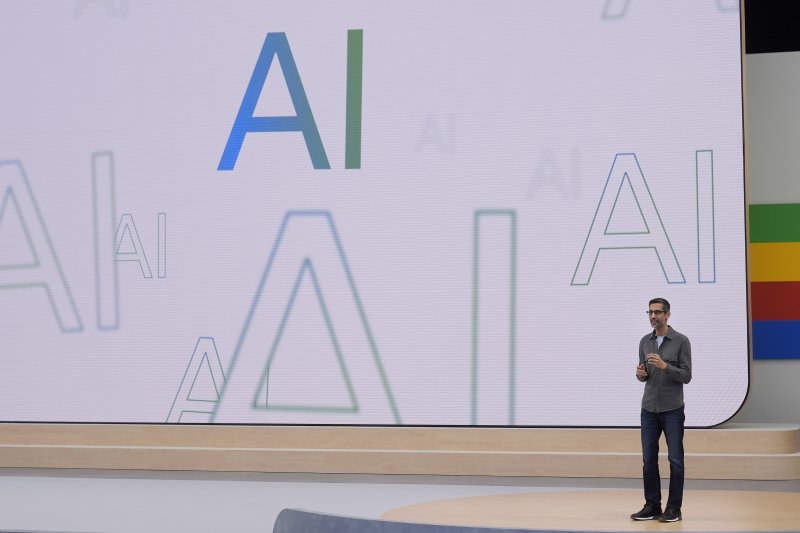 순다 피차이 알파벳 최고경영자(CEO)가 14일(현지시간) 미국 캘리포니아주 마운틴뷰에서 열린 구글 I/O 행사에서 연설하고 있다. 구글의 AI 검색 서비스인 AI오버뷰가 최근 잇단 오류로 조롱거리가 되고 있다 .AP 뉴시스