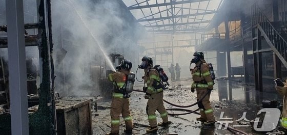 25일 제주 농산물 세척 공장 화재 현장.(제주소방안전본부 제공)