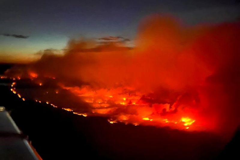 캐나다 브리티시컬럼비아주 포트 넬슨 인근에서 발생한 산불로 인한 화염이 온 들판을 뒤덮고 있는 모습. 대형 산불은 대표적인 기후변화로 인한 재해다. 사진=뉴스1