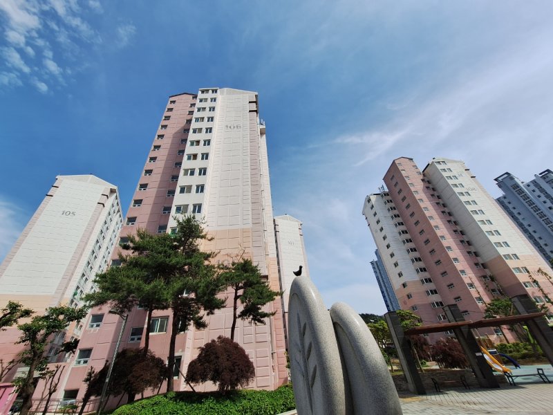 [사천=뉴시스]우주항공청이 소속 직원을 위해 제공하는 LH 사천용현휴먼시아 아파트. 우주항공청은 해당 아파트에서 총 40가구를 확보해 가족 단위 직원 또는 2명 이상 함께 사는 직원들에게 제공할 계획이다. (사진=윤현성 기자)