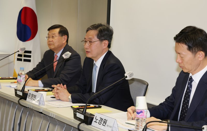 [서울=뉴시스] 김명원 기자 = 윤영빈 우주항공청장 내정자가 2일 서울 종로구 디지털플랫폼정부위원회에서 열린 신임 우주항공청장 기자단 차담회에 참석해 발언하고 있다. 왼쪽부터 존리 본부장 내정자, 윤영빈 우주항공청장 내정자, 노경원 차장 내정자. 2024.05.02. kmx1105@newsis.com