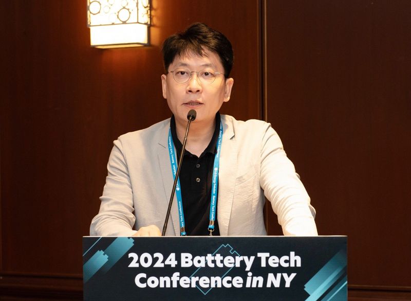 김동명 LG에너지솔루션 사장이 미국 뉴욕 타임스퀘어에 위치한 메리어트 마르퀴스 호텔에서 열린 LG에너지솔루션 글로벌 우수 인재 채용 행사 ‘BTC(Battery Tech Conference)'에서 환영사를 하고 있다. LG에너지솔루션 제공