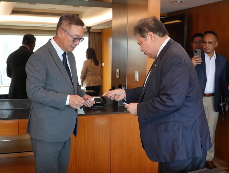 LG CNS 현신균 대표(왼쪽)와 아이르랑가 하르타르토 인도네시아 경제조정부 장관이 지난 20일 서울에서 만나 인사하고 있다. 인도네시아 경제조정부 제공