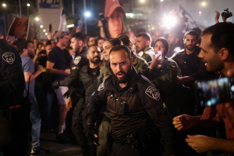 25일(현지시간) 이스라엘 텔아비브에서 인질 석방을 요구하는 시위대가 경찰과 몸싸움을 벌이고 있다.로이터뉴스1