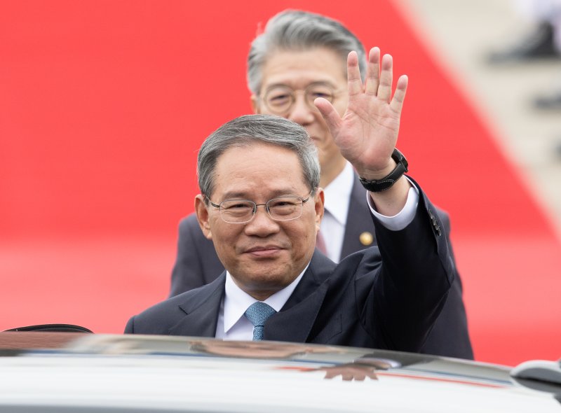 리창 중국 국무원 총리가 26일 경기도 성남시 서울 공항에 도착해 영접 나온 주한중국대사관 관계자 등에 대해 손을 흔들고 있다. 뉴스1