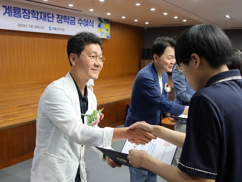 지난 24일 대전 서구 탄방동 계룡건설 본사에서 진행된 '2024년도 1학기 장학금 수여식'에서 계룡장학재단 이승찬 이사장(왼쪽 첫번째)이 장학금 수여 학생과 악수를 하고 있다. 계룡건설 제공