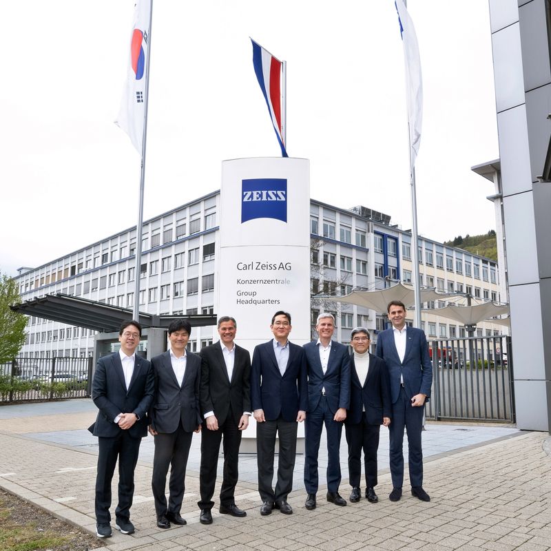 4월26일(현지시간) 이재용 삼성전자 회장(왼쪽 네 번째)이 독일 오버코헨에 있는 글로벌 광학 기업 자이스 본사를 방문해 카를 람프레히트 자이스그룹 최고경영자(CEO·왼쪽에서 세 번째), 크리스토프 푸케 ASML CEO(오른쪽 첫번째) 등과 만나 기념촬영을 하고 있다. 삼성전자 제공