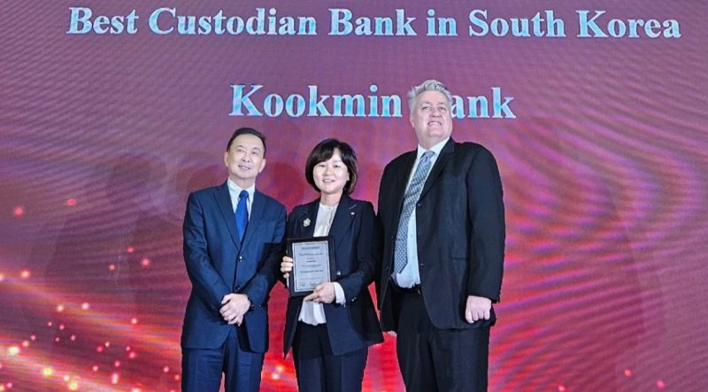 지난 23일 홍콩에서 진행된 아시아뱅커지 주관 'The Asian Banker Financial Markets Awards 2024'에서 김옥자 KB국민은행 수탁사업부장(왼쪽 두 번째)과 아시안뱅커지 관계자들이 기념사진을 촬영하고 있다. 국민은행 제공