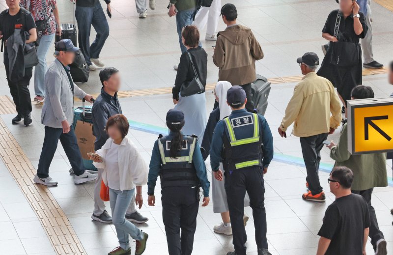 경찰이 지난 5월 24일 오전 서울 중구 서울역 대합실에서 순찰을 하고 있다.뉴스1 제공