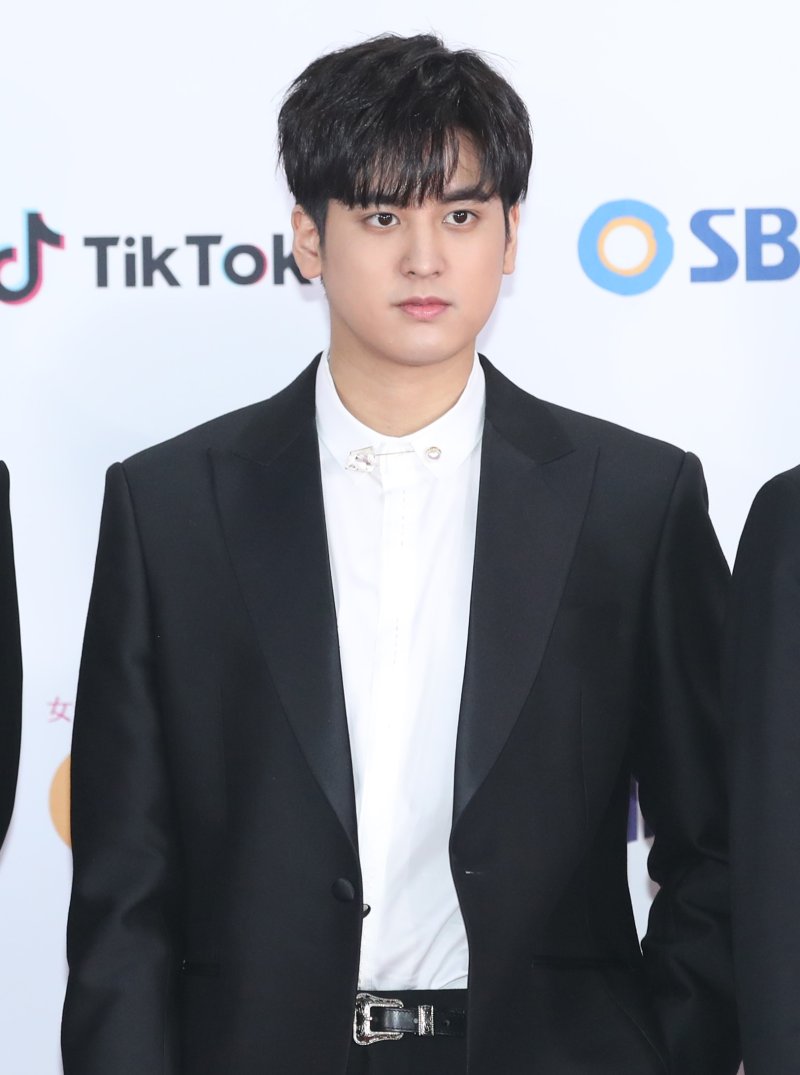 아이콘 정찬우, 오늘 입대…김진환 이어 두번째