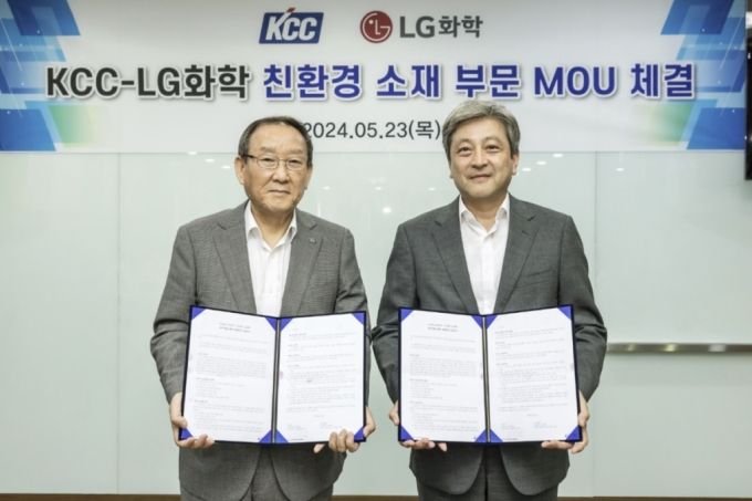 지난 23일 경기 용인 소재 KCC 중앙연구소에서 김상훈 KCC 부사장(왼쪽)과 이종구 LG화학 부사장이 업무협약을 체결한 후 기념사진을 촬영하고 있다. KCC 제공