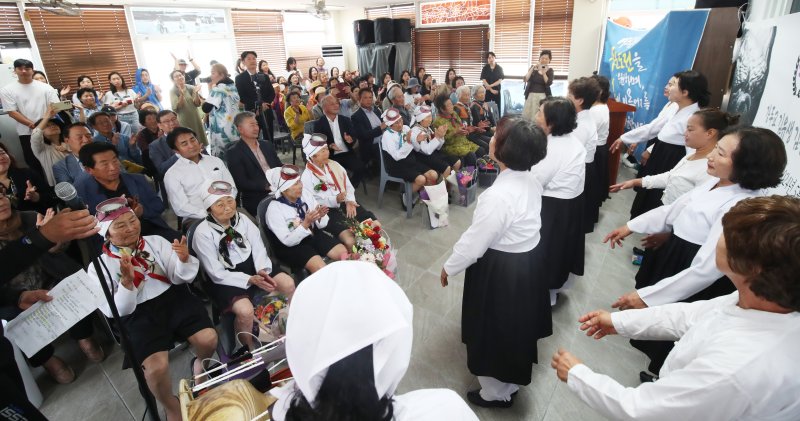 25일 오후 제주시 한림읍 한수풀해녀학교에서 열린 제주해녀 은퇴식 '마지막 해녀노래보존회 합창단원들이 '해녀 아리랑'을 합창하고 있다. 2024.5.25/뉴스1 ⓒ News1 오현지 기자