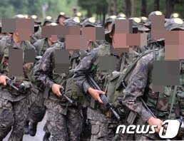 무장구보 훈련을 받고 있는 병사들. (사진은 기사 내용과 무관함) 뉴스1