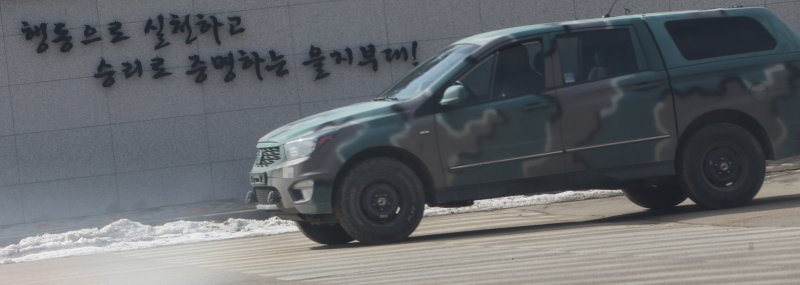 [인제=뉴시스] 김경목 기자 = 14일 군용차량이 강원 인제군 북면 원통리 육군 제12보병사단(을지부대)에서 영외로 나가고 있다. 육군본부는 지난해 11월 을지부대 52연대 GOP 33소초에서 총상으로 이등병이 사망한 사건과 관련해 부대 관계자 20여 명을 의법 및 징례 처리할 방침이다. 2023.02.14. photo31@newsis.com