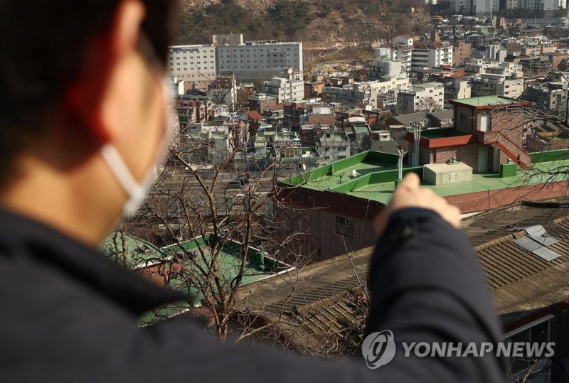 빌라 밀집 지역 작년 서울서 팔린 주택 2채 중 1채는 빌라 (서울=연합뉴스) 진연수 기자 = 지난해 아파트 가격 상승세 지속과 재개발 규제 완화 정책 등이 맞물리면서 서울에서 매매된 주택 2건 가운데 1건은 빌라(다세대·연립주택)인 것으로 나타났다. 10일 한국부동산원 주택유형별 매매 통계(신고일 기준)를 분석한 결과에 따르면 지난해 1~12월 서울의 빌라 매매 건수는 총 6만 4천821건으로 집계됐다. 이는 같은 기간 전체 주택(단독·다가구·다세대·연립주택·아파트) 매매 건수 12만6 천834건의 51.1%에 달한다. 2006년