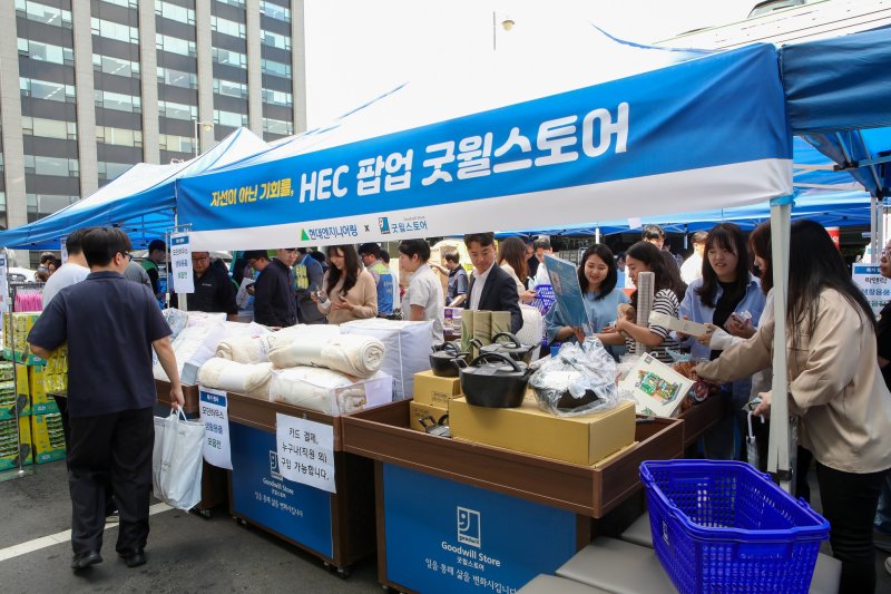 지난 21일 서울 종로구 현대엔지니어링 본사 옥외 주차장에 마련된 사내 '팝업스토어'에서 임직원들과 지역 주민들이 기증된 물품을 구매하고 있다. 현대엔지니어링 제공