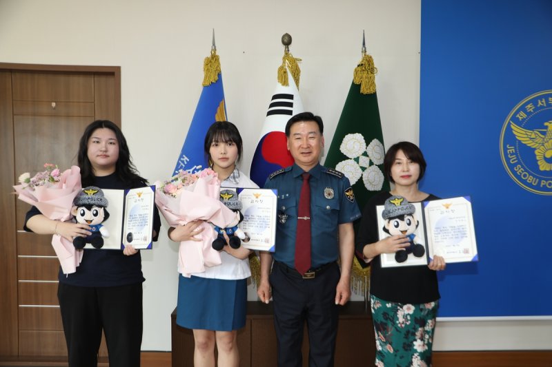 카드 주인 찾아주려 300원짜리 사탕 산 여고생들.."작은 행동이 큰 이슈가 될지 몰랐다" [따뜻했슈]